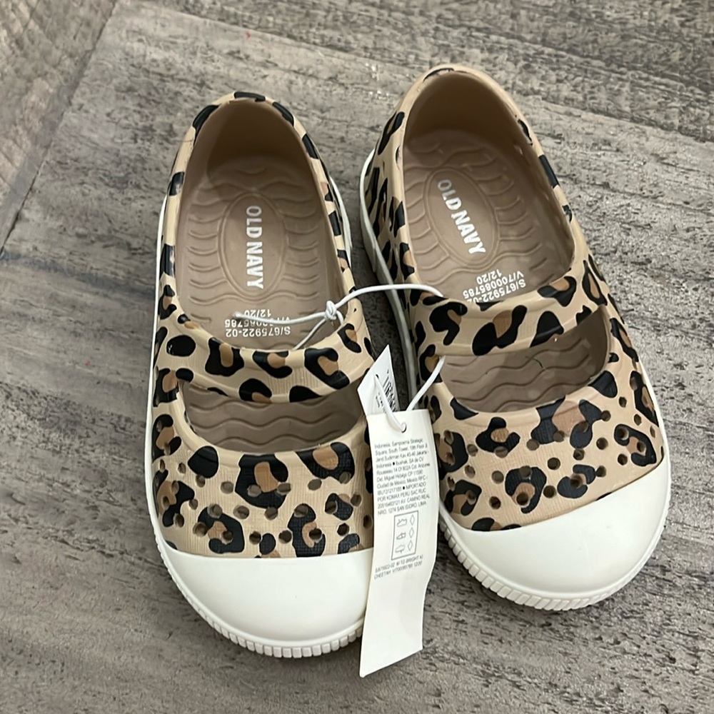 Old Navy size 6 waterproof shoes leopard